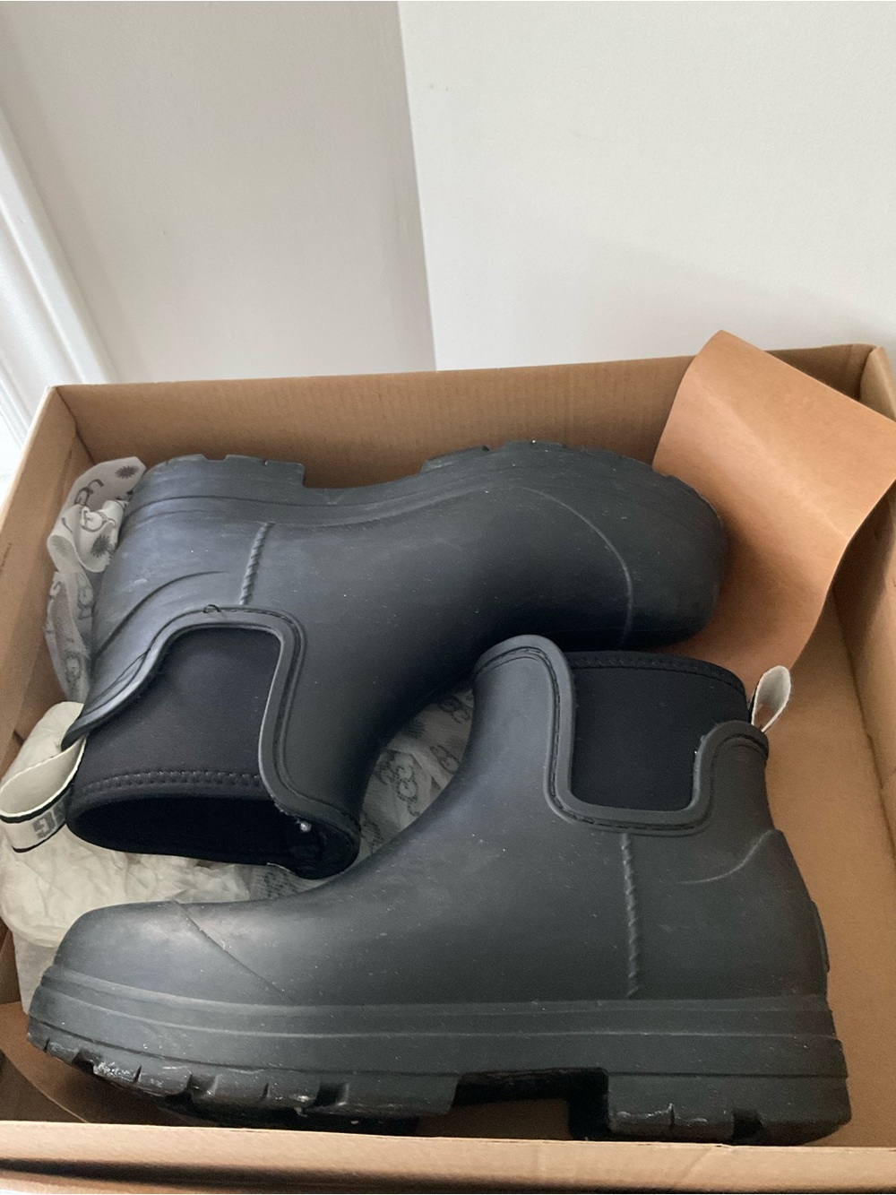UGGS Black Waterproof Chelsea Rain Boots 6 READ